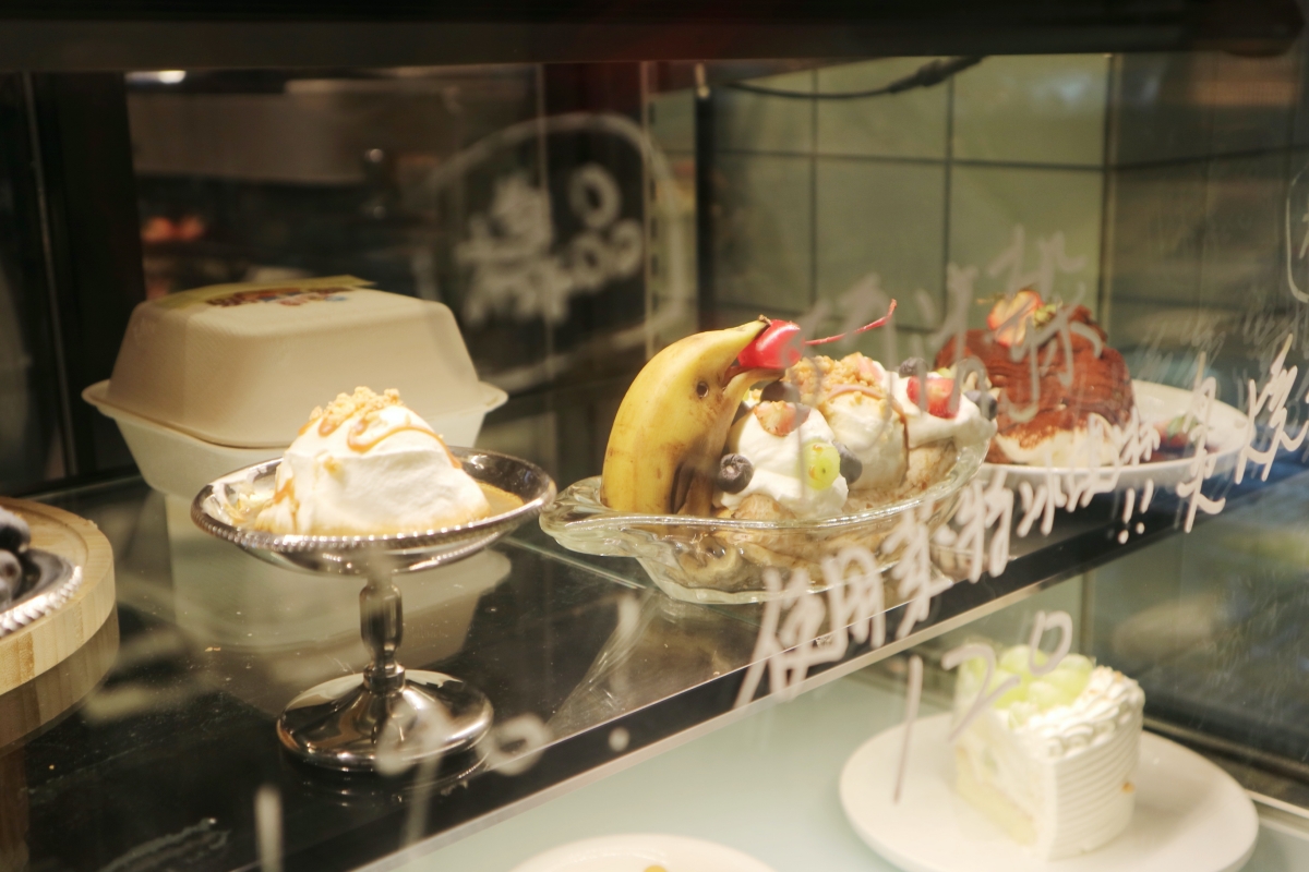 呷滴 JiaDee不純喫茶店，信義區巷弄日系甜點店，滿滿古董玩具讓男孩們也瘋狂！