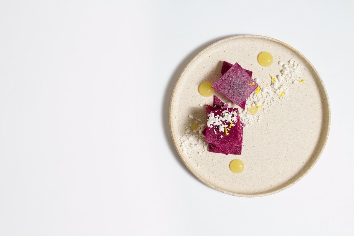 從葷食角度出發設計的Fine Dining 蔬食高級餐廳「curious」：用意想不到的食材，製作餐盤上的美味