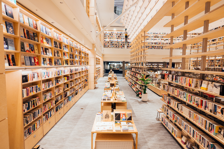 TSUTAYA BOOKSTORE 新竹湳雅店：挑空 450 坪籃球場改建，打造以人為本的複合式五感體驗空間