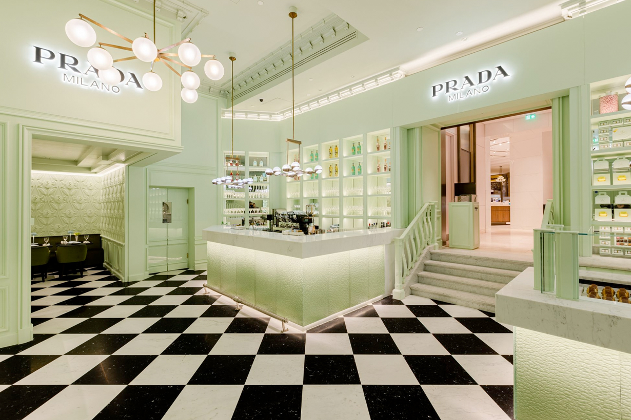 Prada也開咖啡廳了？超美Prada Caffè登場倫敦百貨，莫蘭迪綠色調+樓中樓空間打造愜意氛圍