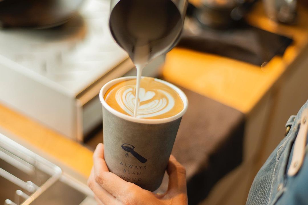 余文樂愛店「ABG COFFEE」×「餵我早餐」推聯名餐點！超療癒莓果醬手撕雞、貓王三明治必吃