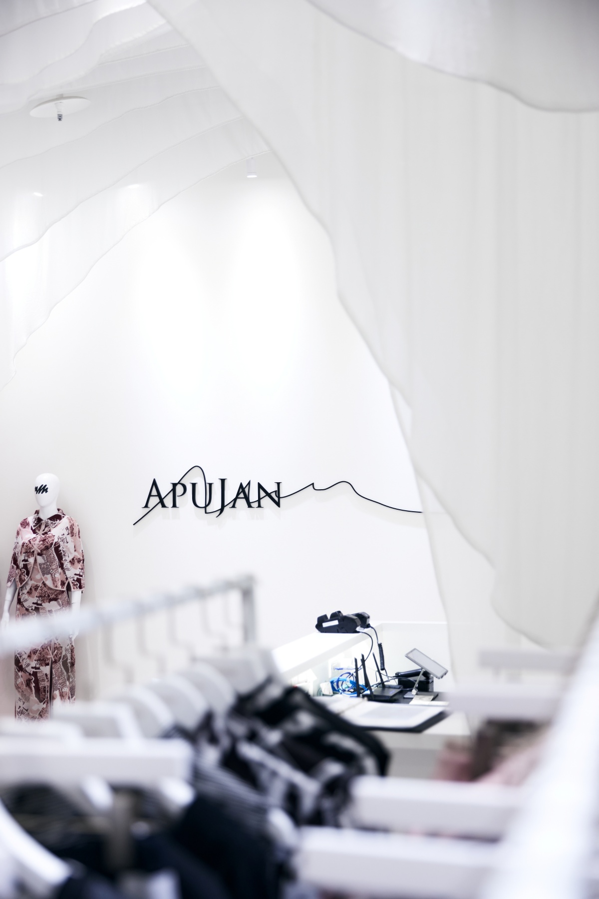 他曾為國慶禮賓人員設計迎賓服！設計師詹朴同名品牌「APUJAN」首間台灣概念店插旗大直忠泰樂生活