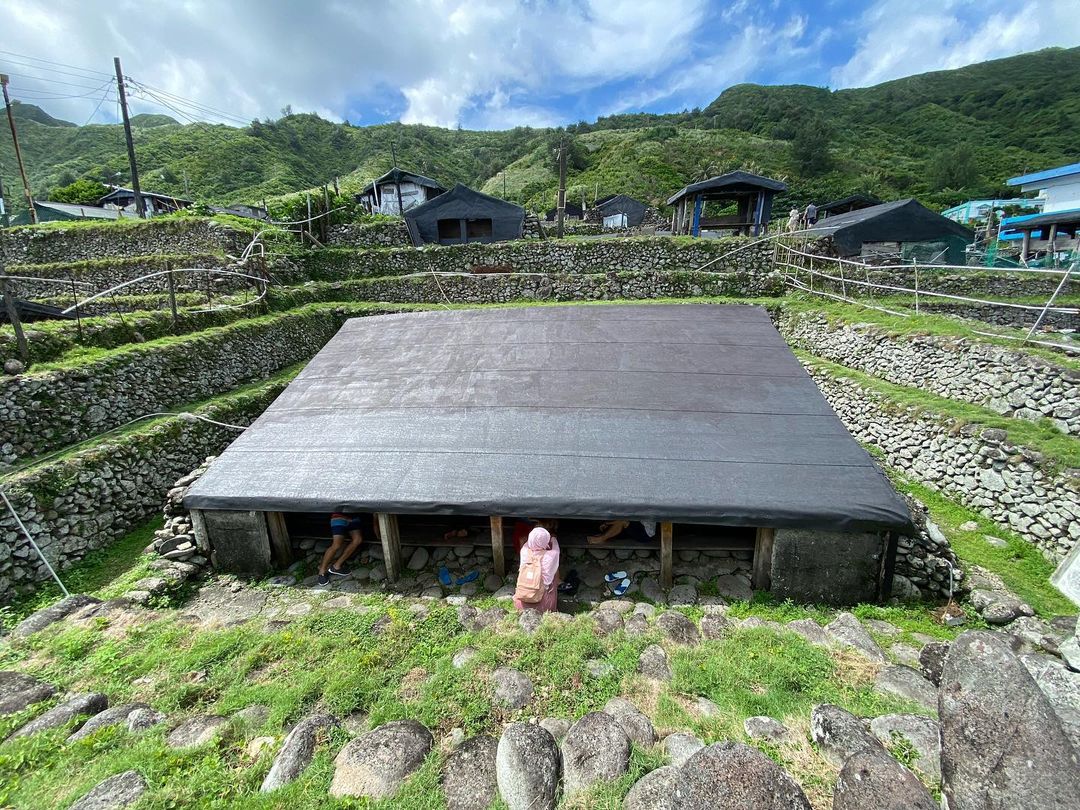 來場浪漫離島旅行！蘭嶼必玩景點總整理：到東清灣看日出、青青草原賞夕陽，還有超美消暑秘境野銀冷泉
