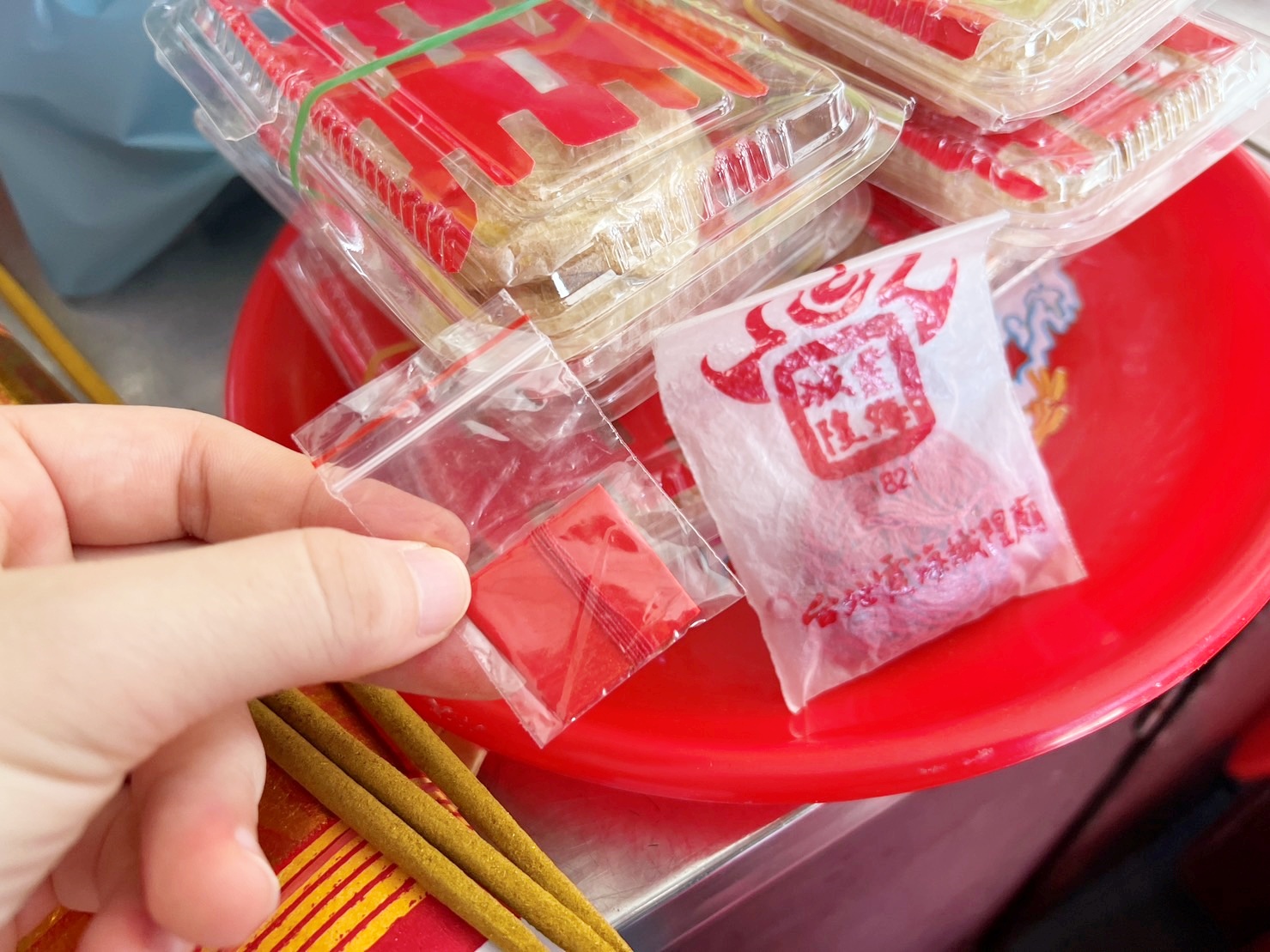 脫單拜月老！專訪迪化街台北霞海城隍廟，原來「平安茶不能吹」是以訛傳訛的謠言禁忌