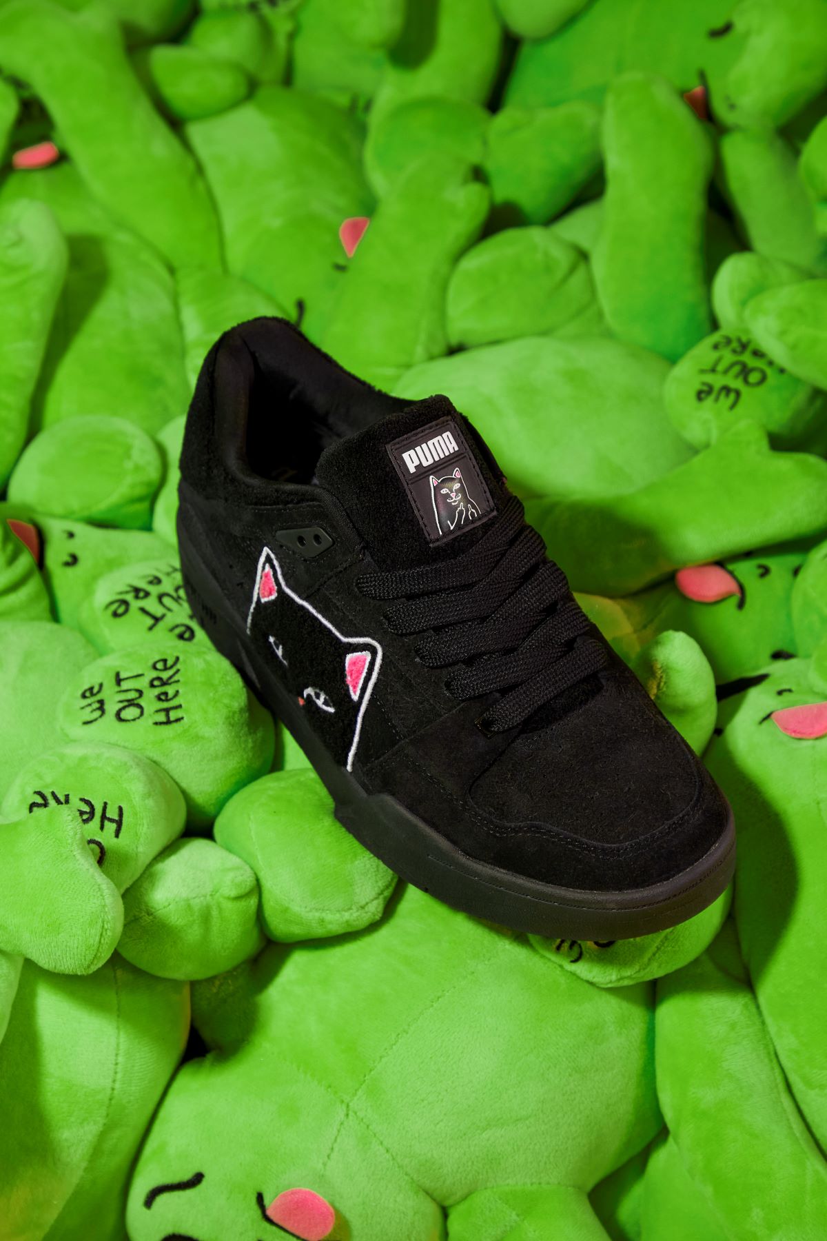 2023年8月球鞋新品推薦！ASICS復古老爹鞋跟上Y2K風潮、PUMA×「中指貓」毛絨鞋身搞怪又可愛
