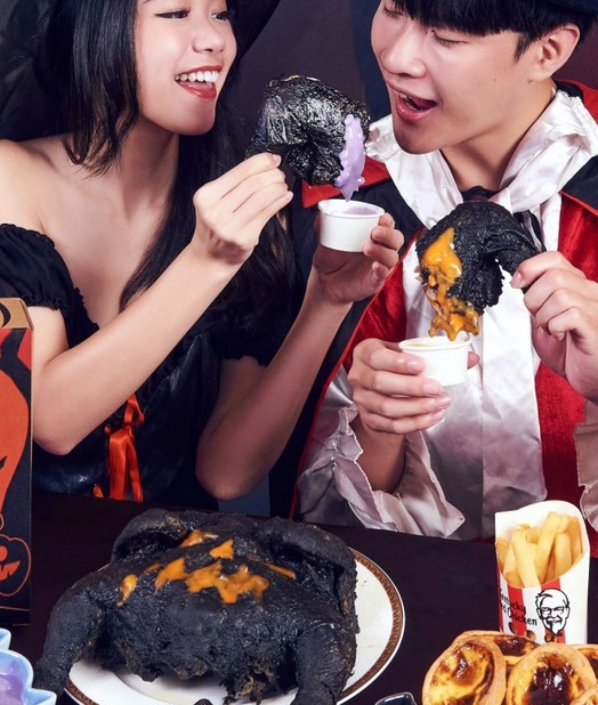 不給炸雞就搞怪！肯德基超狂「暗黑系炸全雞」驚喜回歸，搭配三種彩色沾醬挑戰吃貨創意