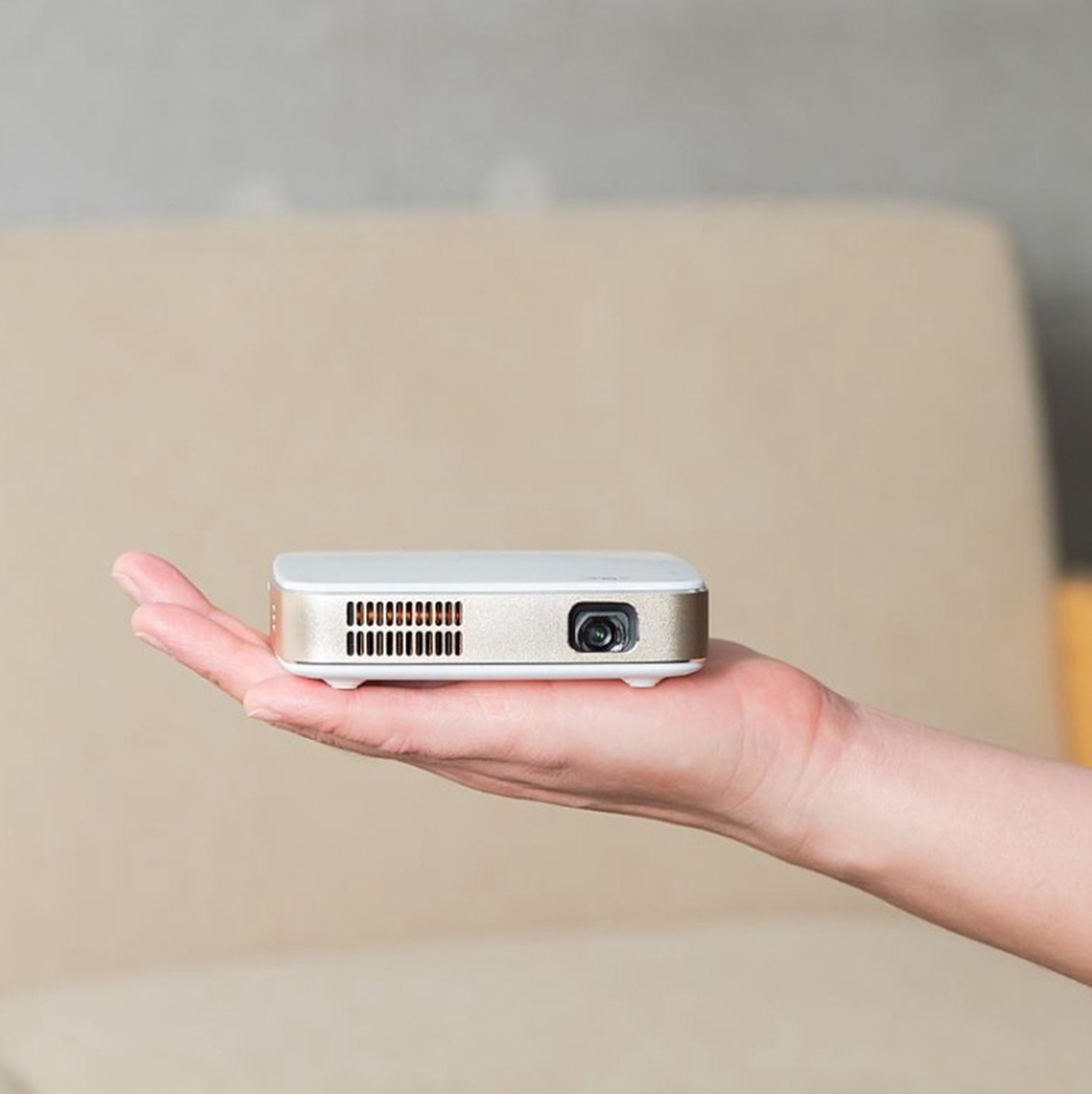露營、家用都合適！極勸敗攜帶式微型投影機推薦：XGIMI、SAMSUNG、BENQ，有了它誰還需要電視？