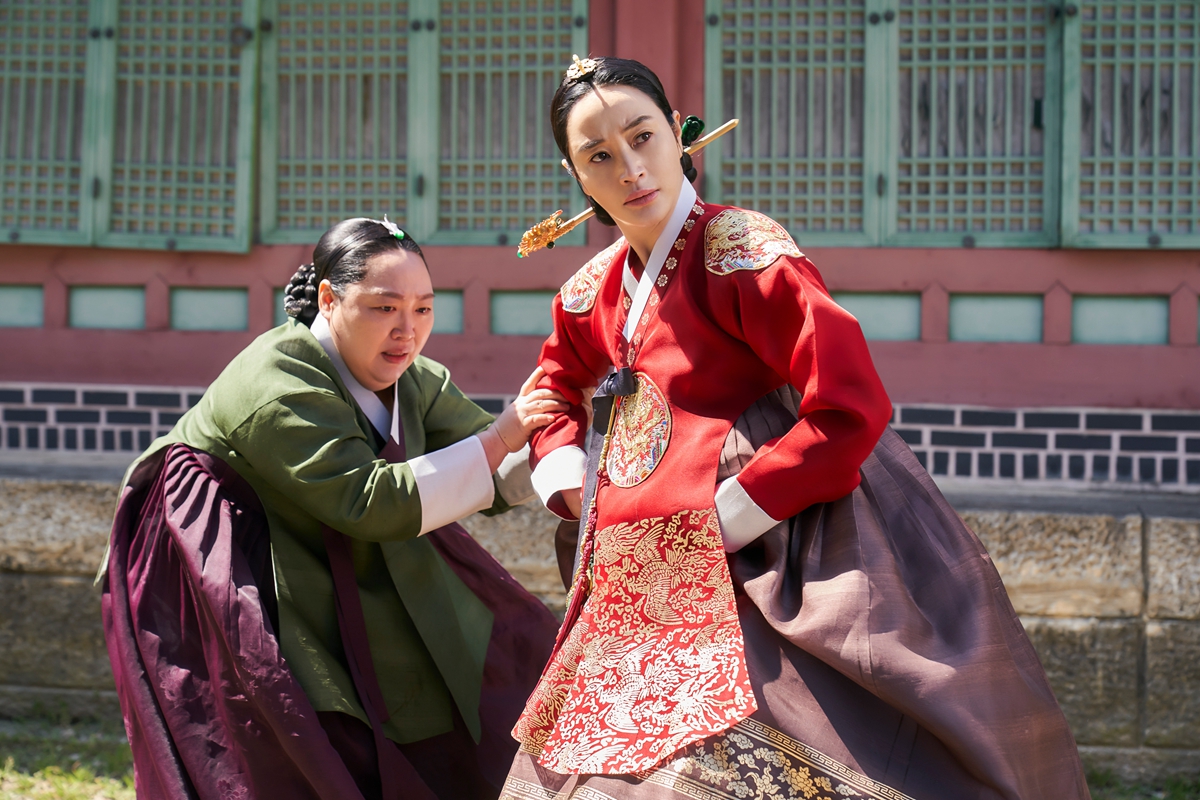 Netflix十月強片看不完：暢銷小說改編《善惡魔法學院》、鬼滅之刃原唱Lisa紀錄片、金憓秀新韓劇《王后傘下》，連番上檔