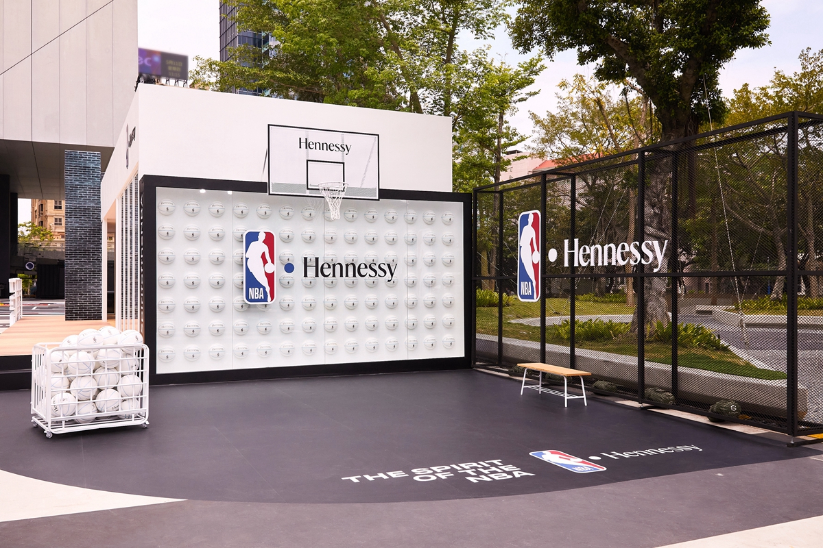 台北士林皮蛋豆腐化身巨型籃球！軒尼詩再度攜手NBA打造聯名巨型籃球場，為期4天快閃中