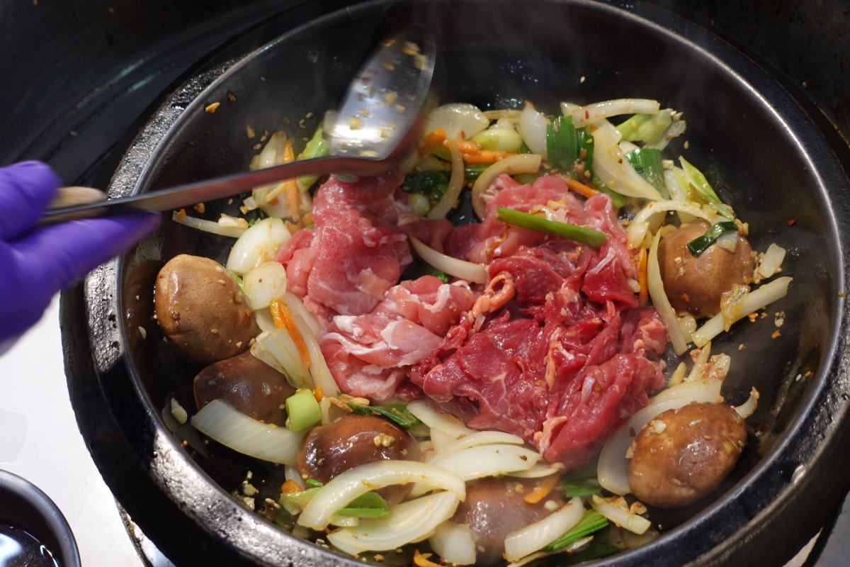 盤點台北石頭火鍋排隊名店：小紅莓石頭火鍋城、松江自助石頭火鍋城、金山福緣火鍋，鍋香氣十足完全吃不膩 / 圖片來源：Taipei Walker編輯拍攝