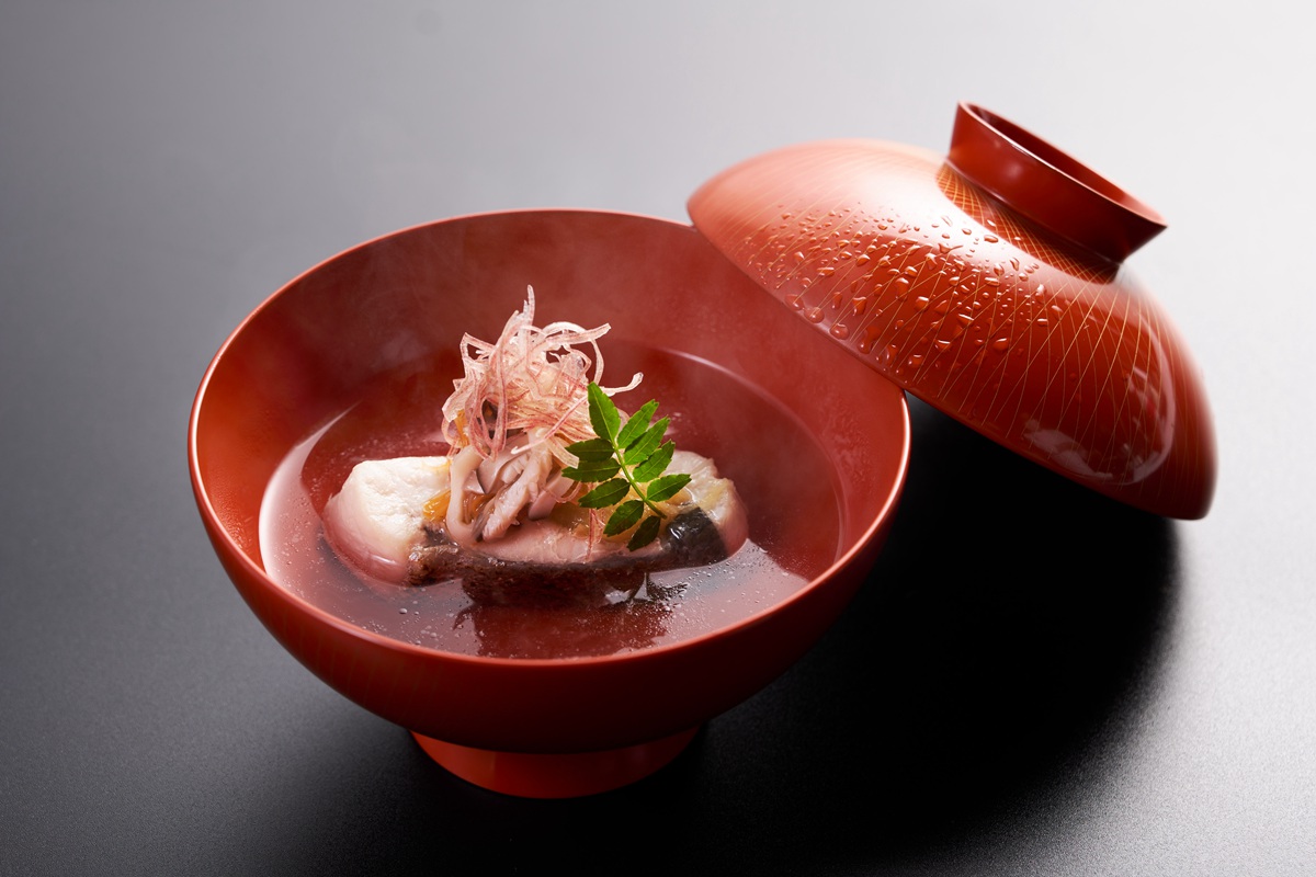 台中渡假飯店「虹夕諾雅 谷關」推春夏會席料理菜色，以「水」為概念，呈現料理的各種變化