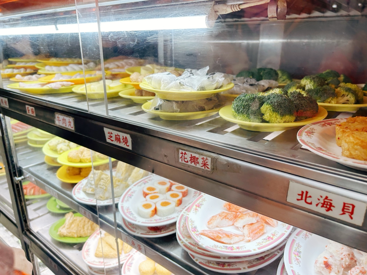 台北聚餐好選擇！四十年老店「小紅莓石頭火鍋城」：現炒鍋底香氣四溢，不排隊吃不到