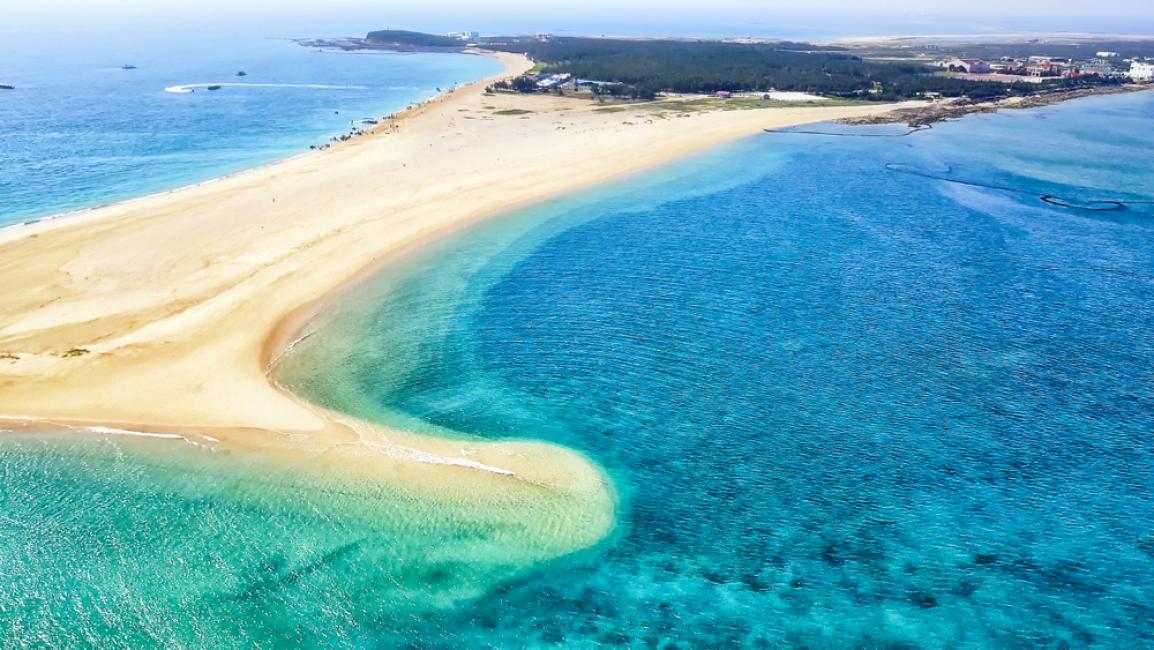 澎湖旅遊必拍5大美照！海天一片的美景下包船吃大餐、台版馬爾地夫潮間帶探索、無人島透明SUP一探海底世界，澎湖這樣玩超好玩
