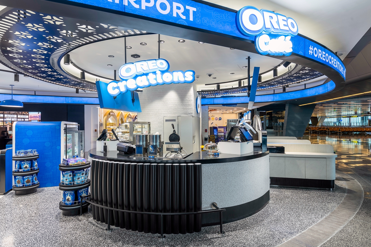 滿滿都是OREO！卡達國際機場開設OREO Café，不但有餅乾還有OREO口味的奶昔與蛋糕！