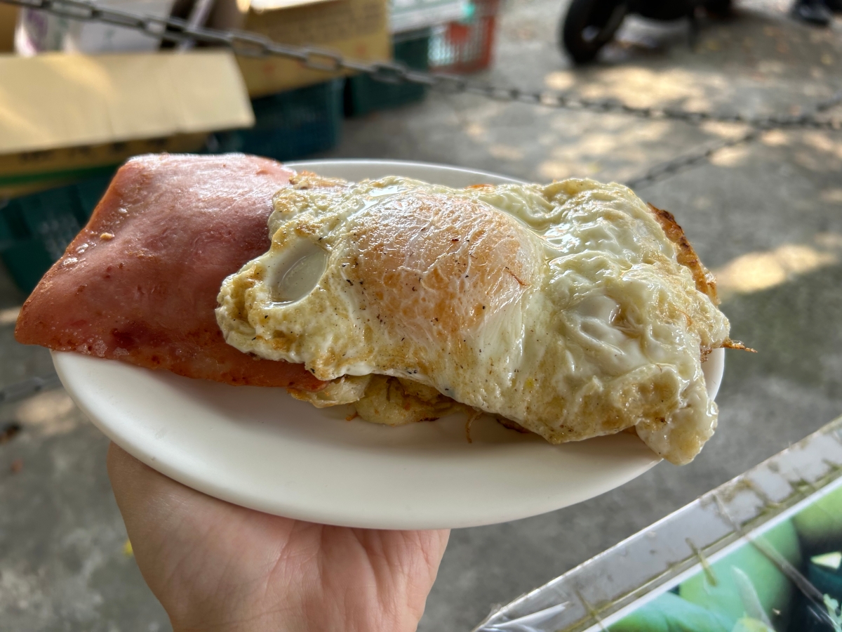 台中美食推薦！一心市場必吃的「一心蛋餅」用巨無霸古早味粉漿蛋餅滿足吃貨的胃，超總匯 、起司口味必點