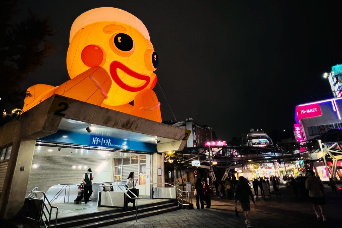 2023新北耶誕城7大必拍場景帶逛！府中捷運站巨型薑餅人、萬坪廣場白爛貓、市民廣場耶誕樹及周圍光廊好好拍