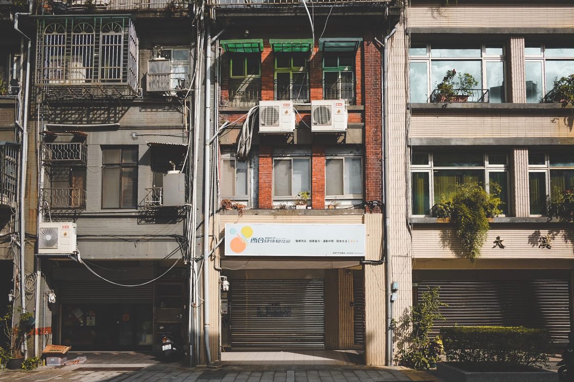 【走讀台北】與北門相望的絢麗石頭厝：一探撫臺街洋樓內的城中建設史