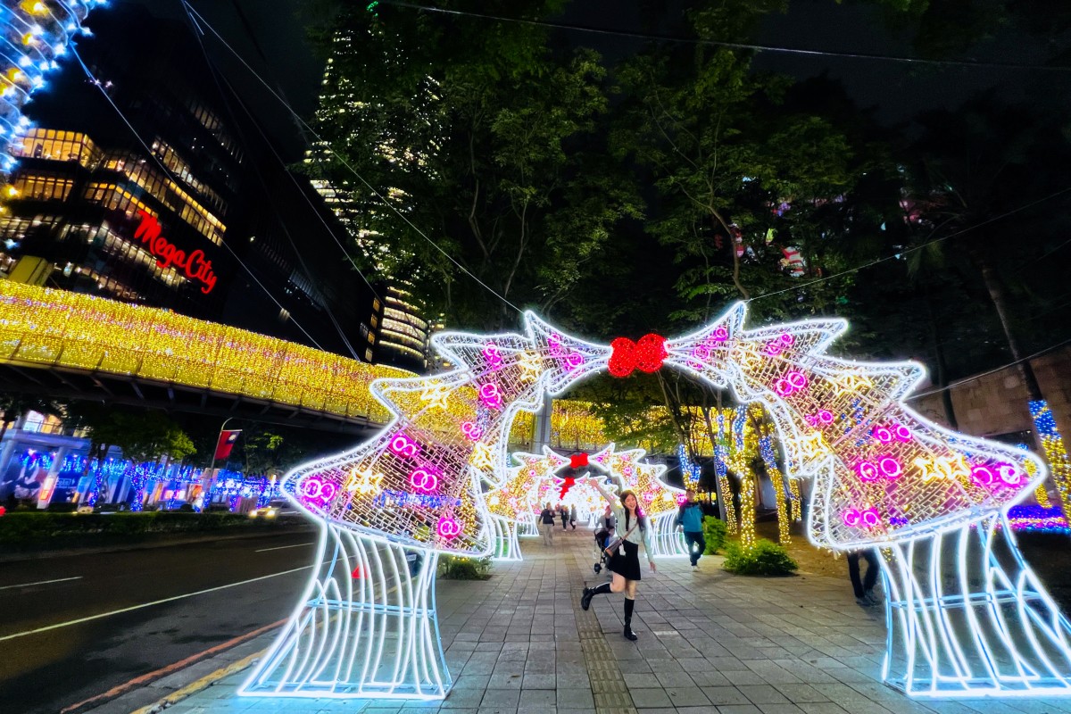 2023新北耶誕城7大必拍場景帶逛！府中捷運站巨型薑餅人、萬坪廣場白爛貓、市民廣場耶誕樹及周圍光廊好好拍