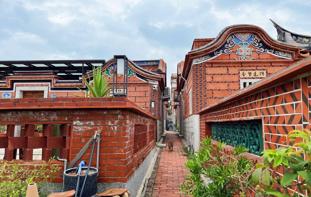 走入暖心精緻的金門老屋，隱身金沙村的私廚餐酒館、東沙村的甜點咖啡廳及瓊林聚落的風格民宿