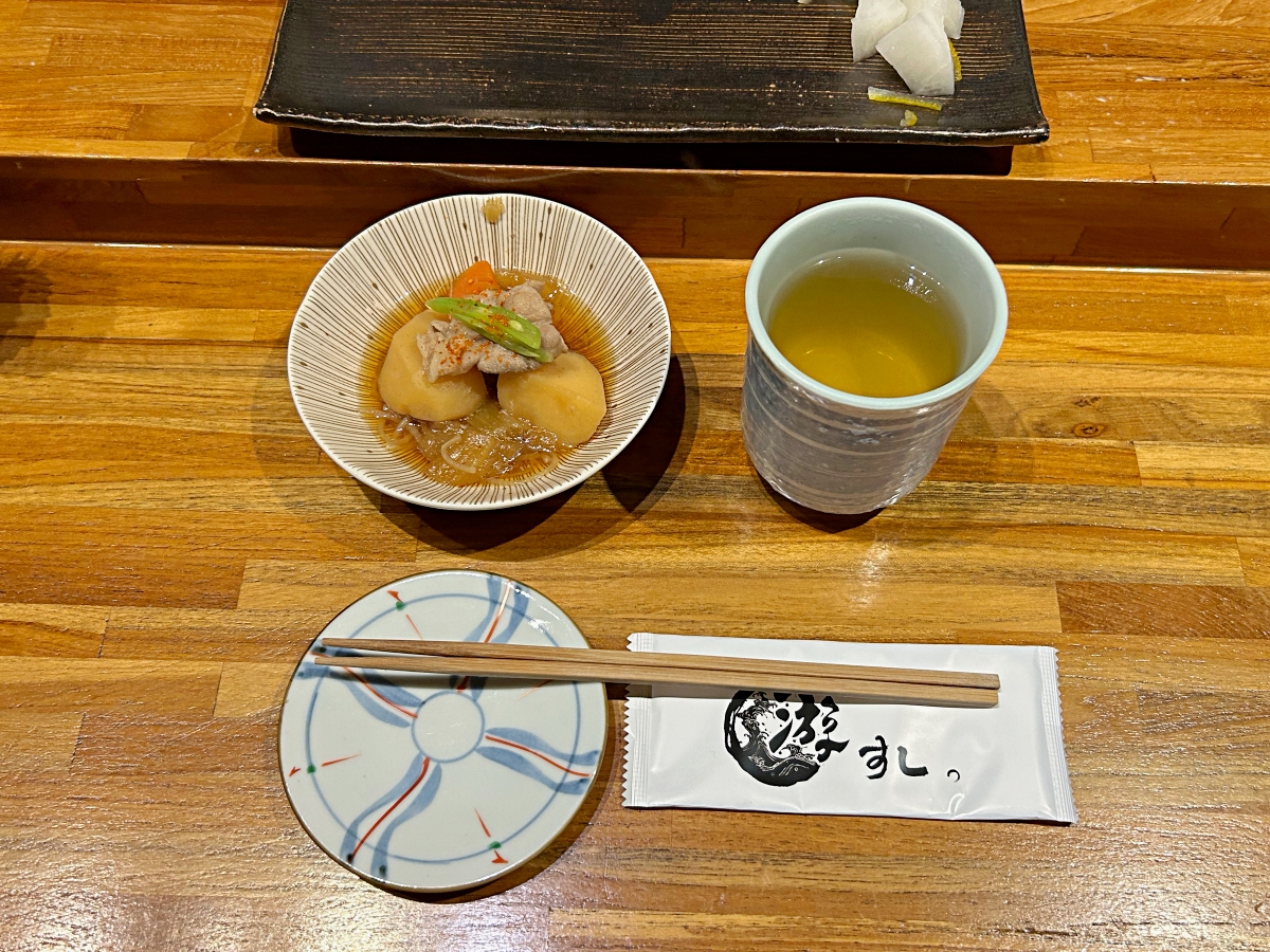 最超值的無菜單板前壽司！台北日本料理「游壽司」推午間定食，握壽司、散壽司定食500元就能品嚐