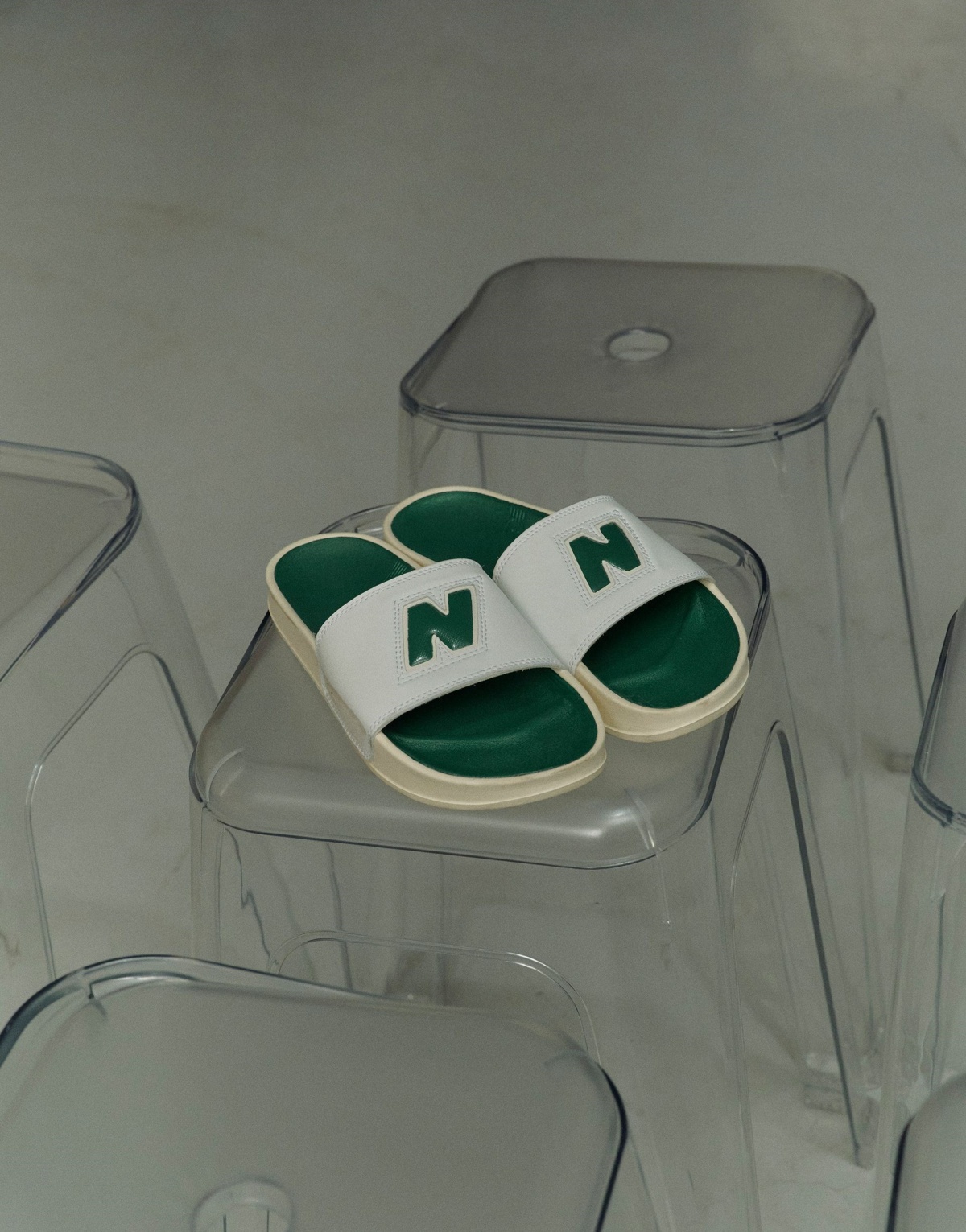 時尚界聯名最近夯什麼？vacanza×plain-me打造極簡單品、pazzo×New Balance聯名拖鞋超時髦