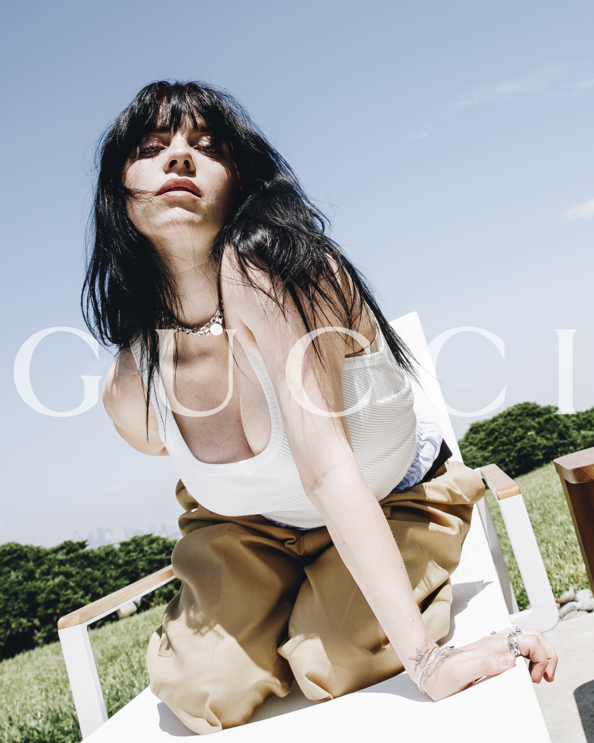最搞怪的精品包？Gucci「怪奇包」邀怪奇比莉演繹不對稱設計的大膽美學