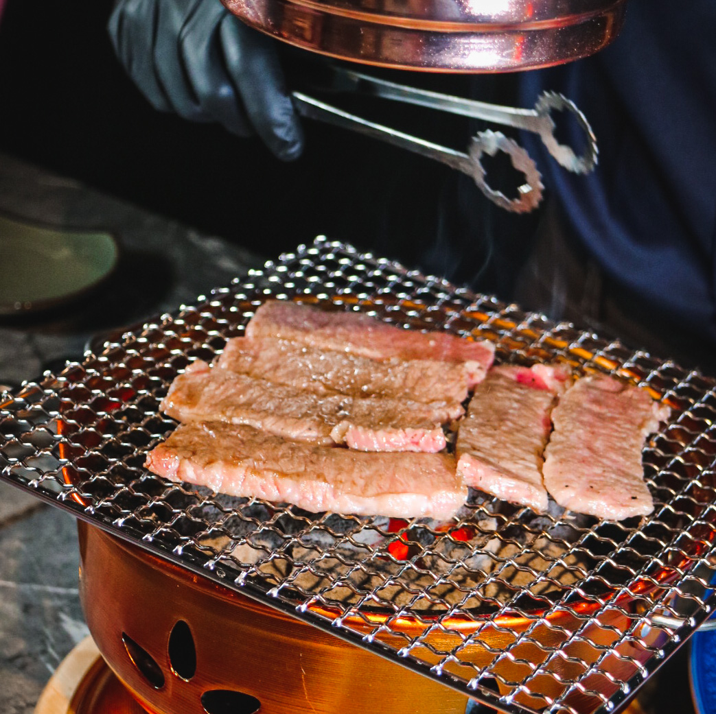 台北東區奢華燒肉新選擇！「青杉燒肉」主打高級和牛、活體海鮮，用頂級龍蝦饗宴滿足吃貨的味蕾