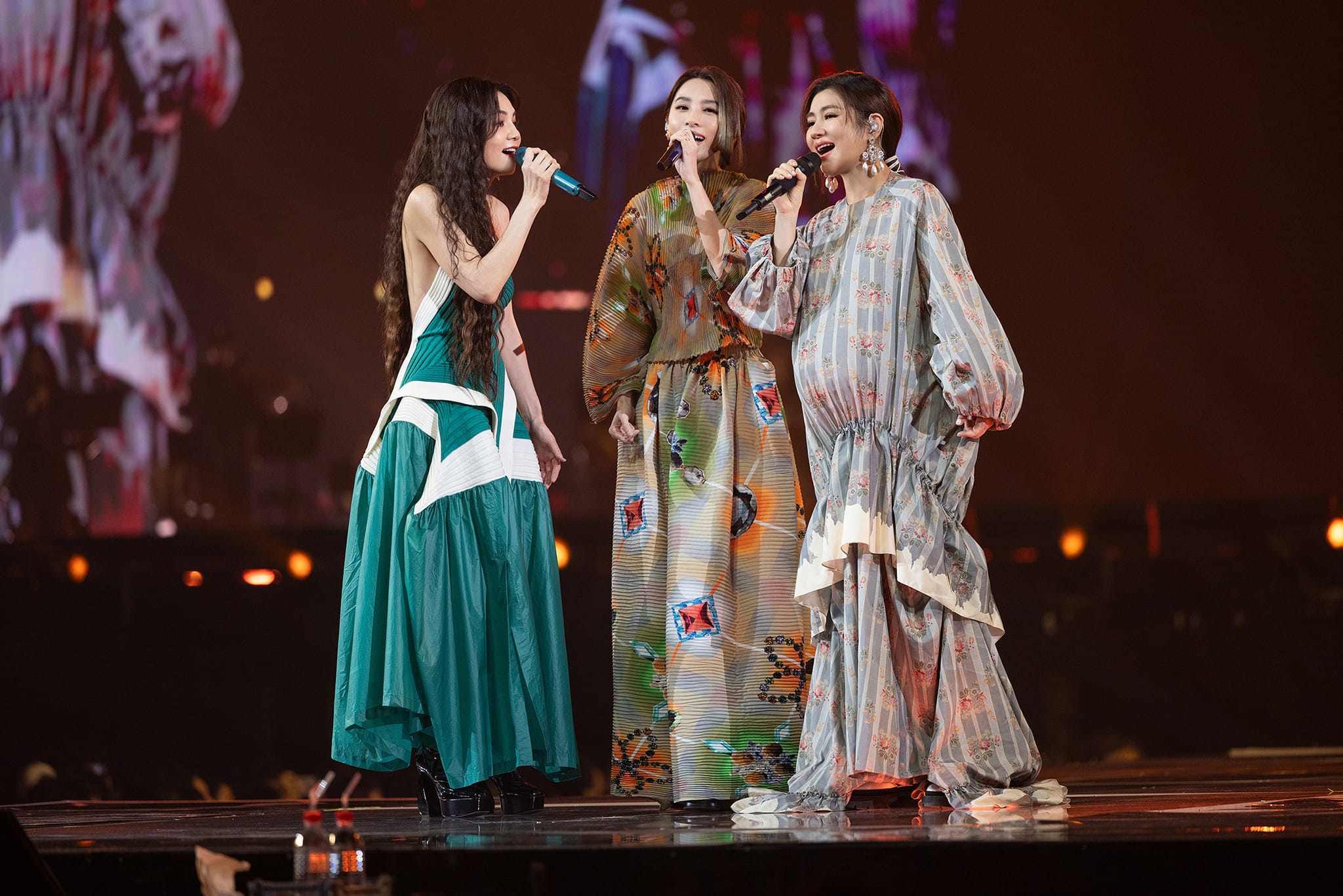 Hebe田馥甄台北最終場演唱會合體S.H.E！ Selina、Ella驚喜登台重拾當年回憶