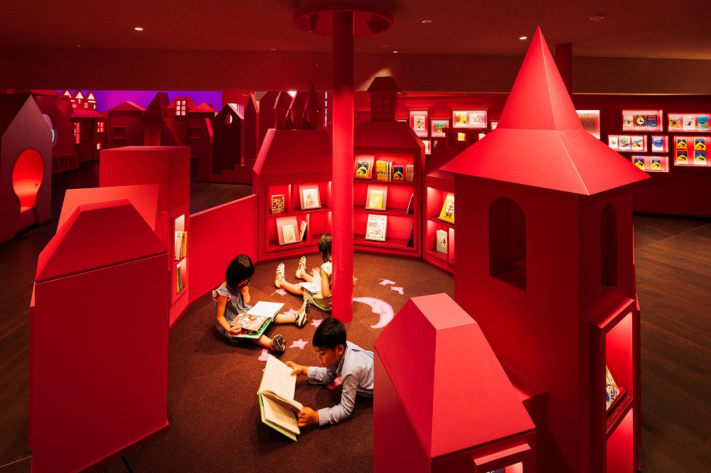 東京旅遊最新景點！隈研吾以《魔女宅急便》魔幻世界觀為題打造絕美「草莓色圖書館」