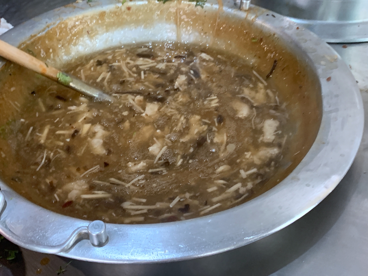 台北古亭捷運站同安街麵線羹，在地五十年無名老店，麻辣臭豆腐、料多麵線羹，不排隊吃不到的好滋味！ 