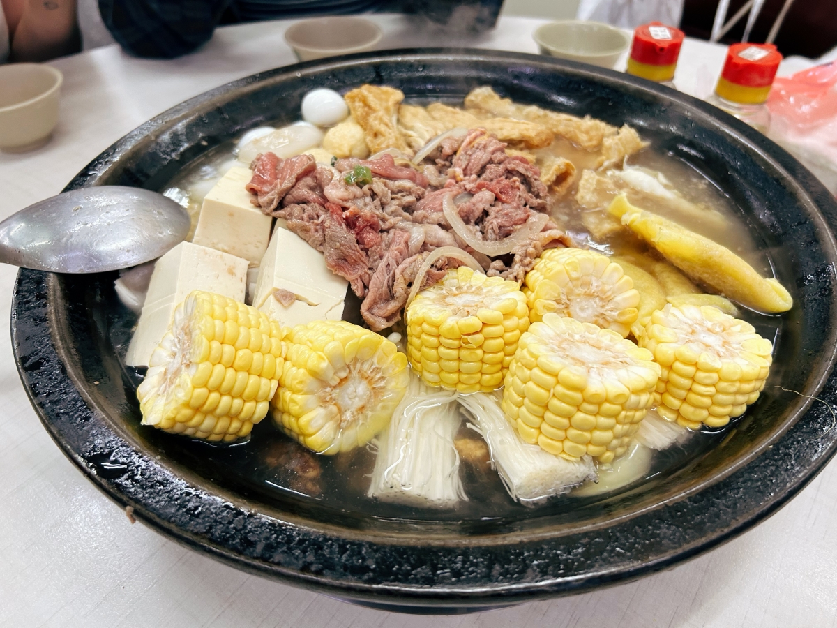台北聚餐好選擇！四十年老店「小紅莓石頭火鍋城」：現炒鍋底香氣四溢，不排隊吃不到