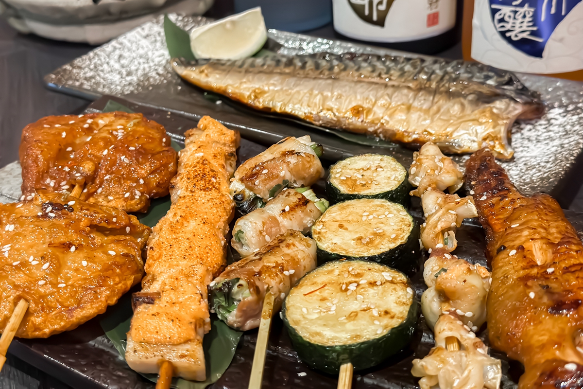 西湖捷運站美食又一家！日式串燒「沿岸一氣」搶占西湖商圈，成內科上班族下班新據點