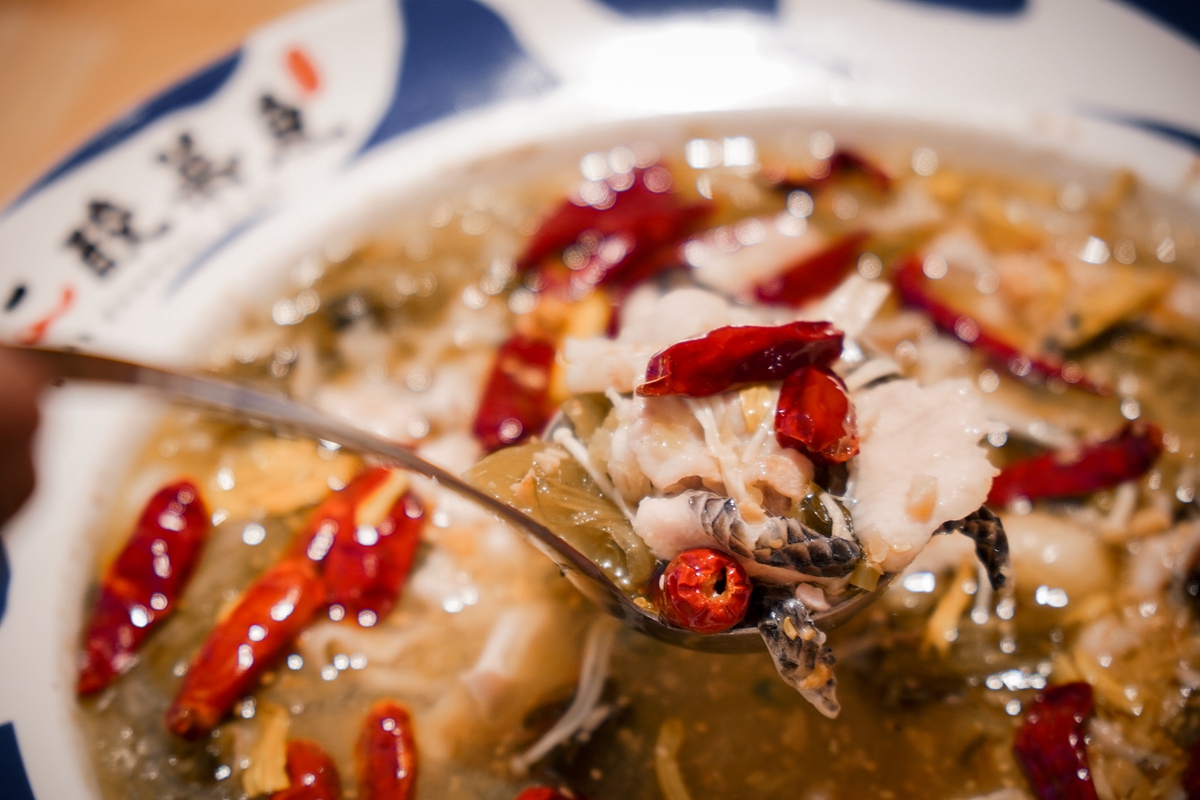 夏天就想來點又酸又辣的食物！台北東區「吾二酸菜魚」新開幕，除了酸菜於還有蝦醬炸雞翅與泰奶