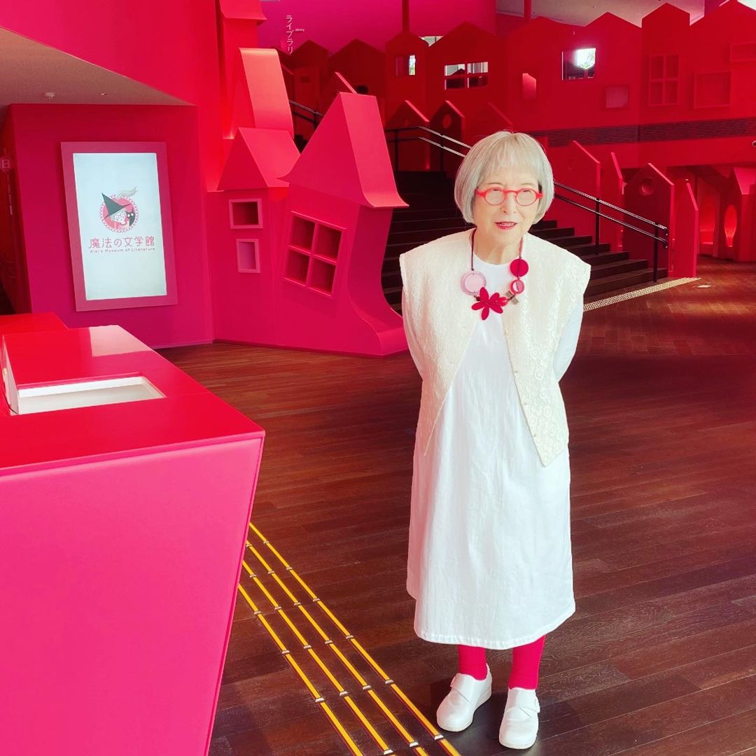 東京旅遊最新景點！隈研吾以《魔女宅急便》魔幻世界觀為題打造絕美「草莓色圖書館」