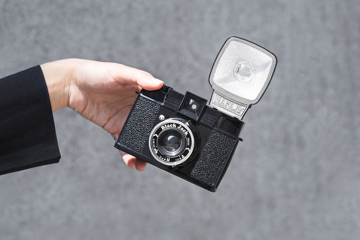 最經典的LOMO相機回來了！Lomography Diana F+120相機「CMYK」、「Black Jack」 版本強勢回歸