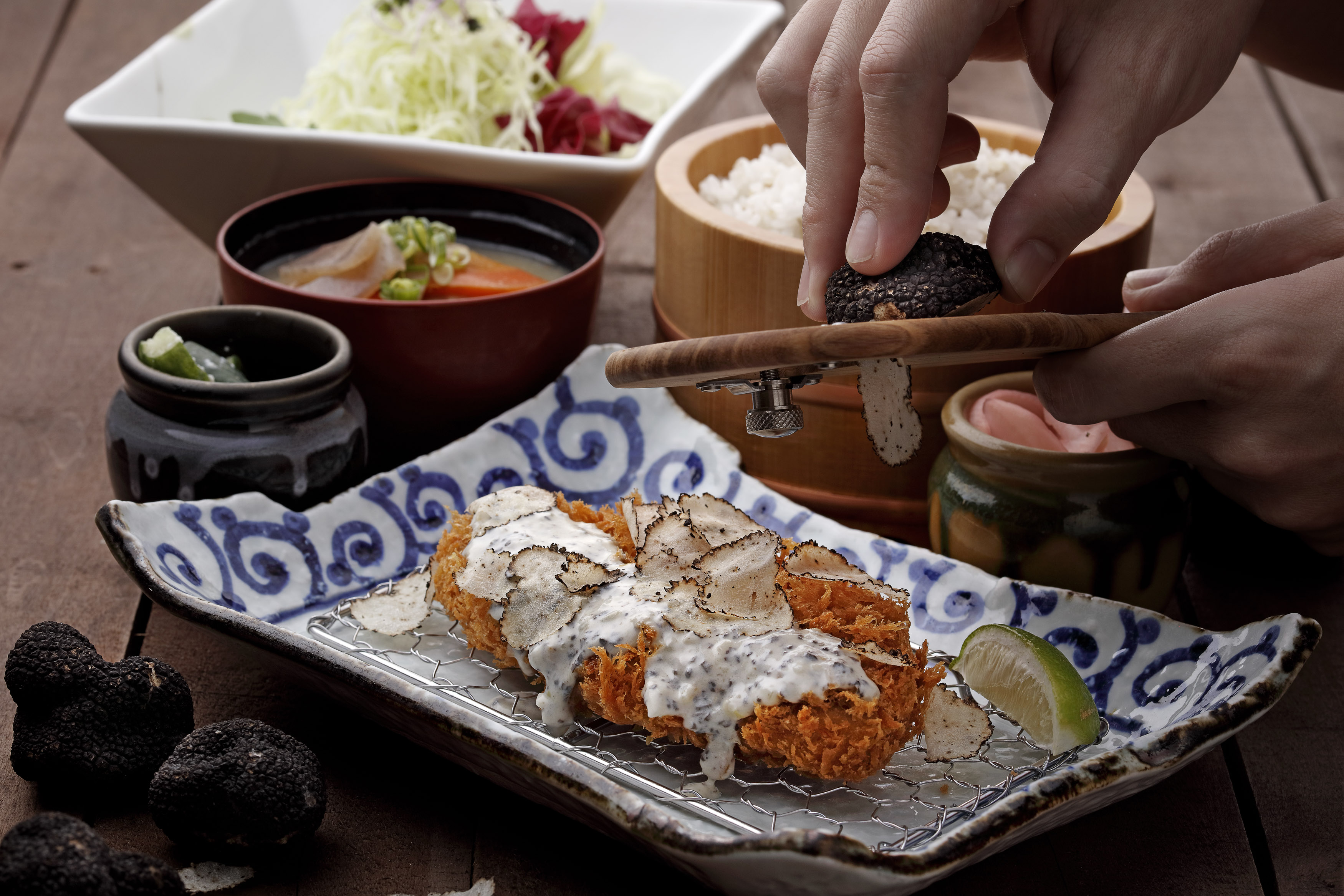 松露控的季節來了！BEPPIN、勝政豬排齊推「黑松露」料理，現刨黑松露薄片入菜超療癒