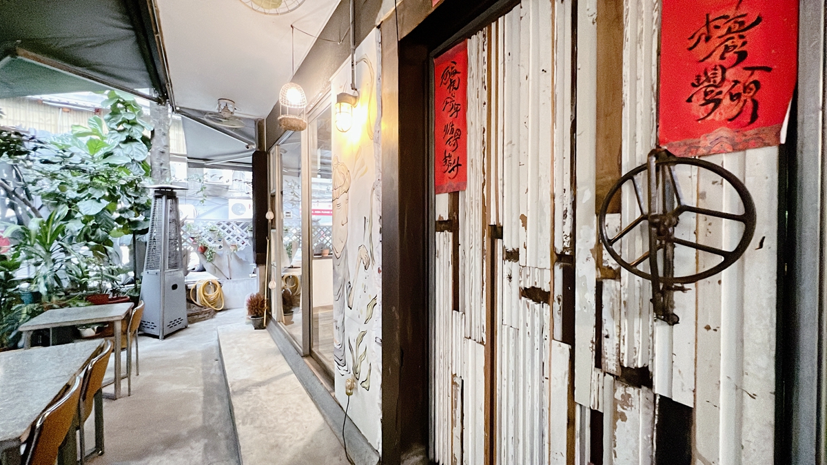 這間蔬食餐酒館很食尚！藏身台北東區巷弄中的巷弄，「Herban Kitchen & Bar 二本餐廳」濃濃歐美風
