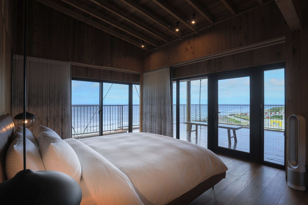 去綠島看海吧！別具特色的綠島住宿推薦：星野旗下海景旅宿、純白貨櫃屋、工業風建築全都有