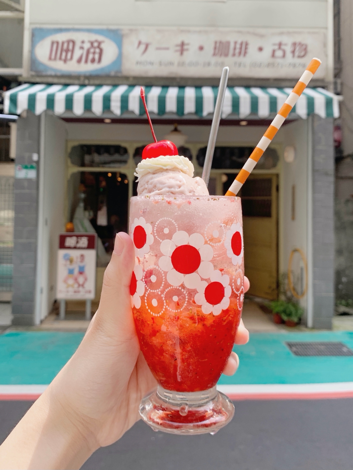 呷滴 JiaDee不純喫茶店，信義區巷弄日系甜點店，滿滿古董玩具讓男孩們也瘋狂！