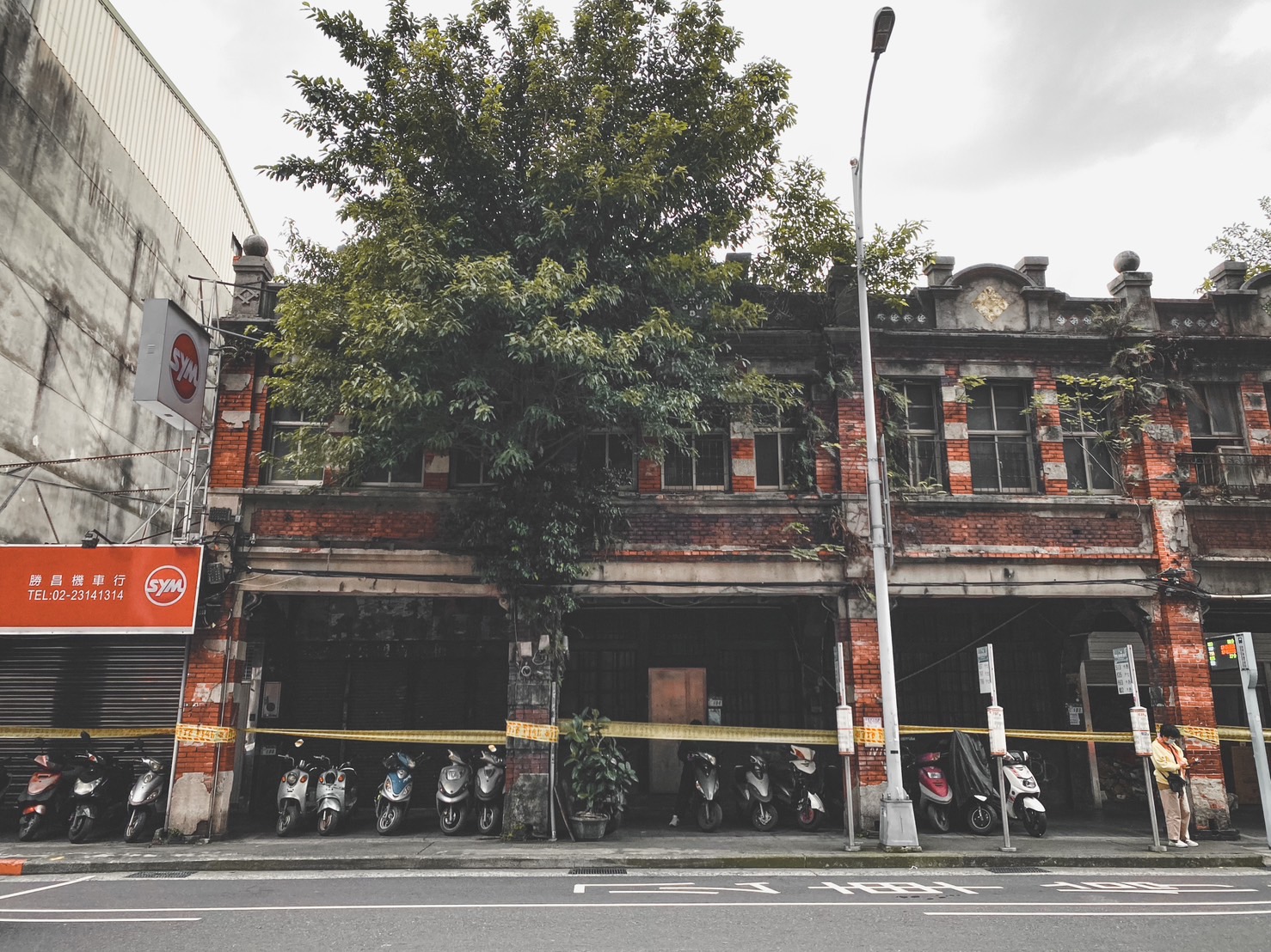 【走讀台北】到台北萬華造訪逝去的地景：林耀堂故居「康定路四連棟」