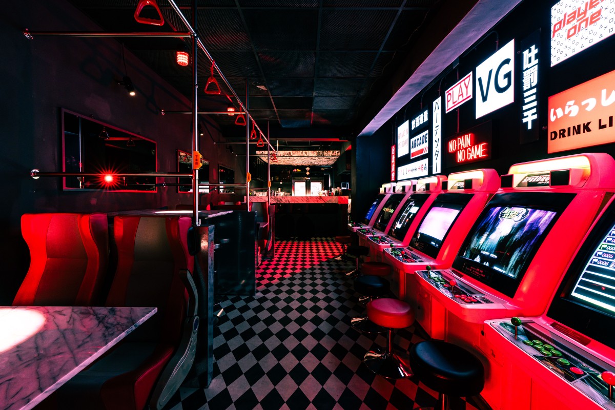 酒吧結合電玩是什麼概念？台北大安區「SPEEDRUN by VG Taipei」用80年代打造特色電玩主題酒吧