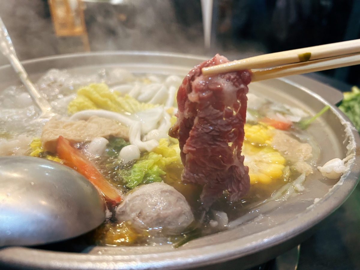 去台南必朝聖！林志玲也愛吃的「三大牛肉火鍋」，用每日現切溫體牛+溫潤湯底收服吃貨的心