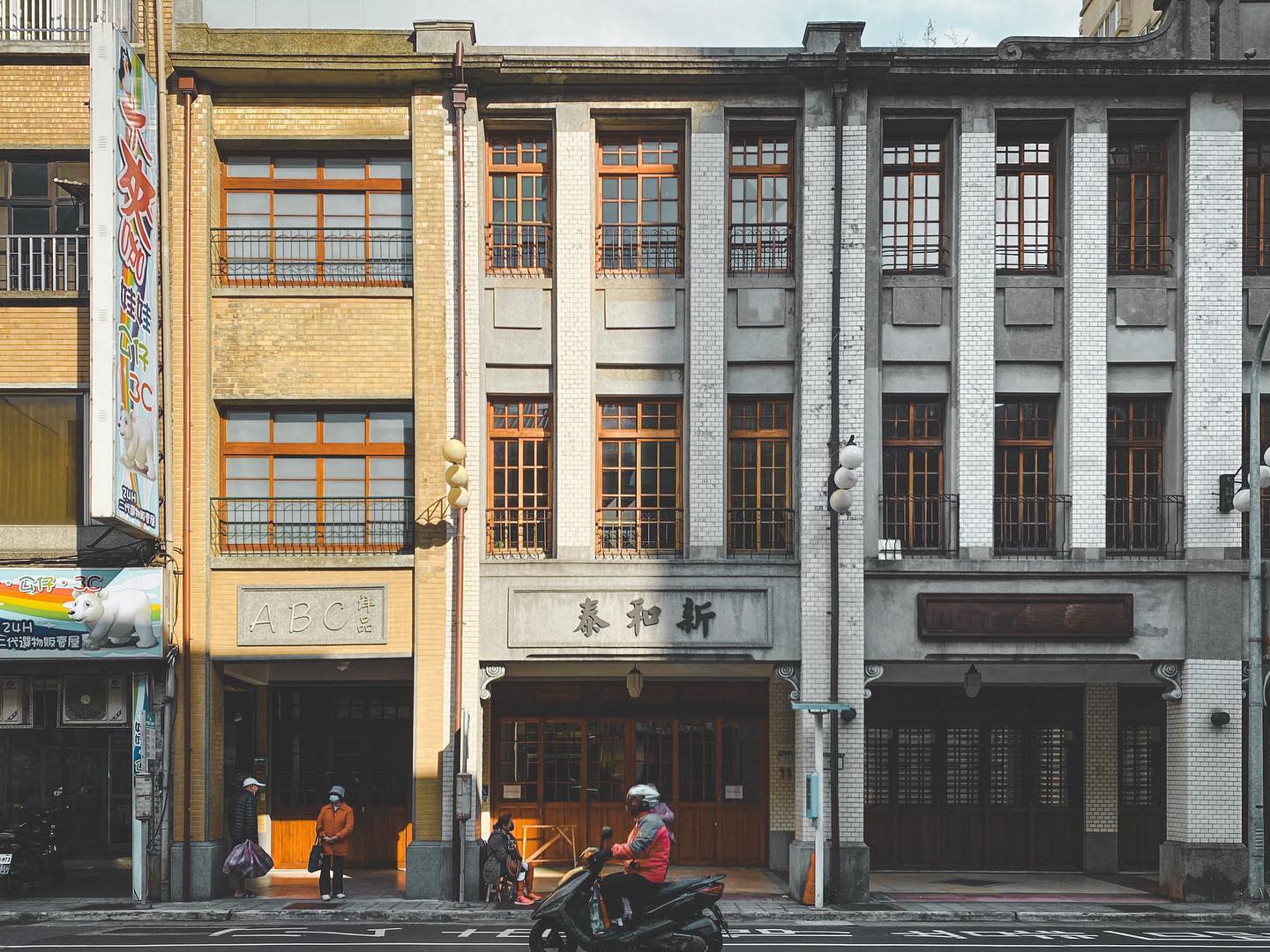 【走讀台北】到大稻埕造訪特色歷史建築：首間有手扶梯的百貨「大千百貨」、曾為文協會的「大安醫院」