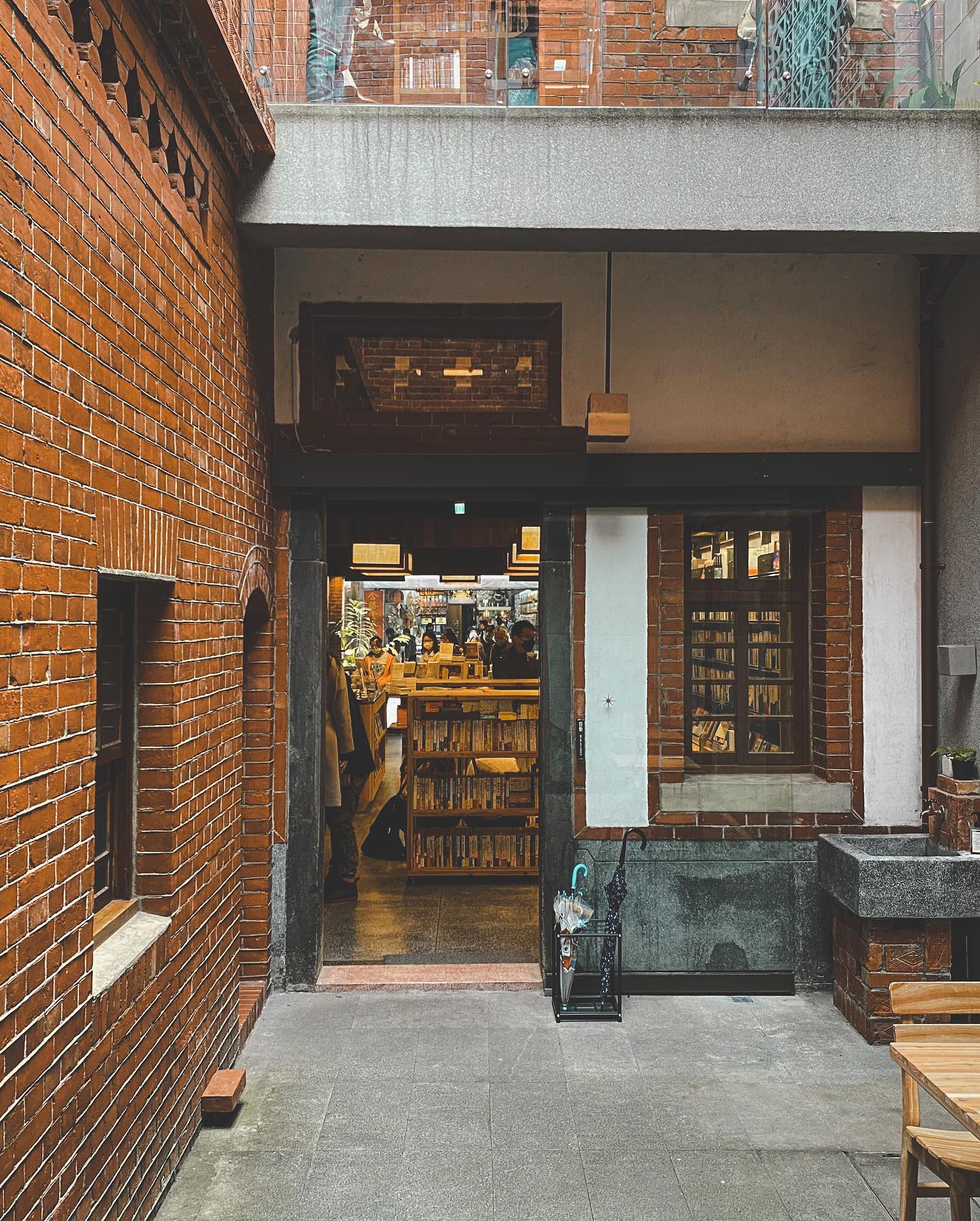 【走讀台北】從傳統商行到書店：大稻埕迪化街上「郭怡美書店」的歷史與變遷