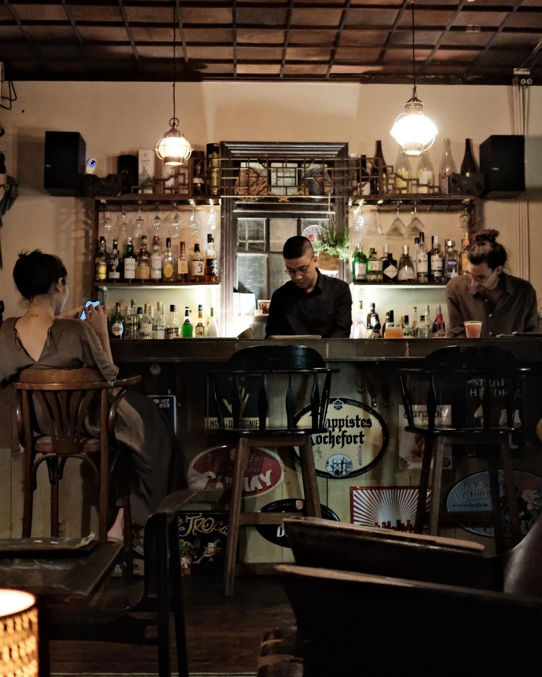 台南老宅酒吧推薦！「蘿拉冷飲店」滿滿黑膠收藏、「赤崁中藥行」讓你酒到病除、來場穿越時空的微醺旅行！