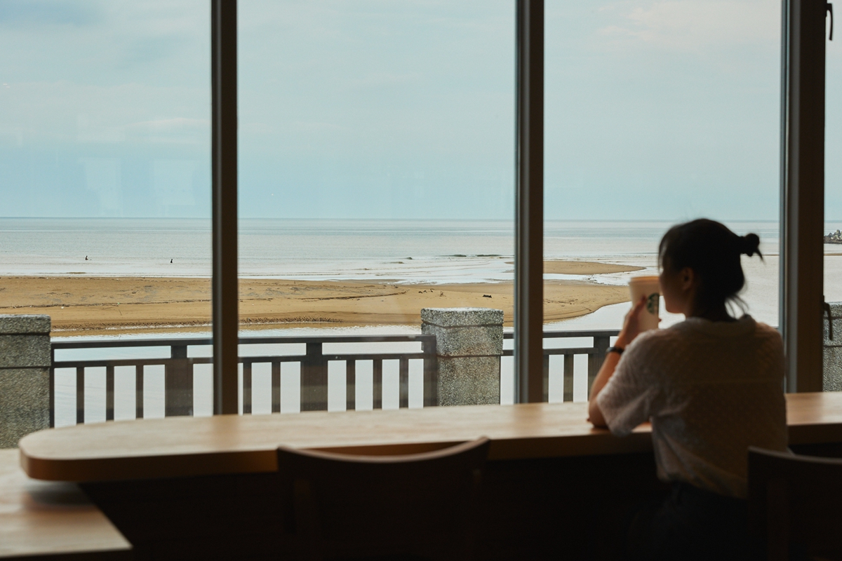 又見星巴克特色門市開幕！東北角「福隆觀海門市」搭配海景、吹著海風喝咖啡好愜意