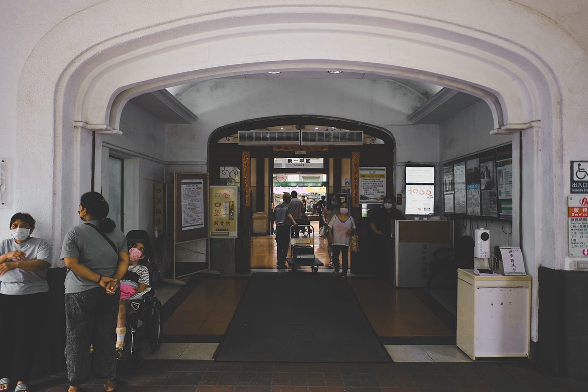 基隆僅存的日式大型建築！造訪色彩斑斕的「基隆醫院」，感受滿滿的日式復古建築美學
