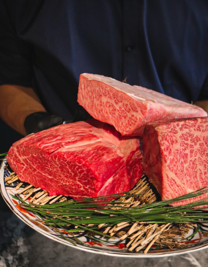 台北東區奢華燒肉新選擇！「青杉燒肉」主打高級和牛、活體海鮮，用頂級龍蝦饗宴滿足吃貨的味蕾