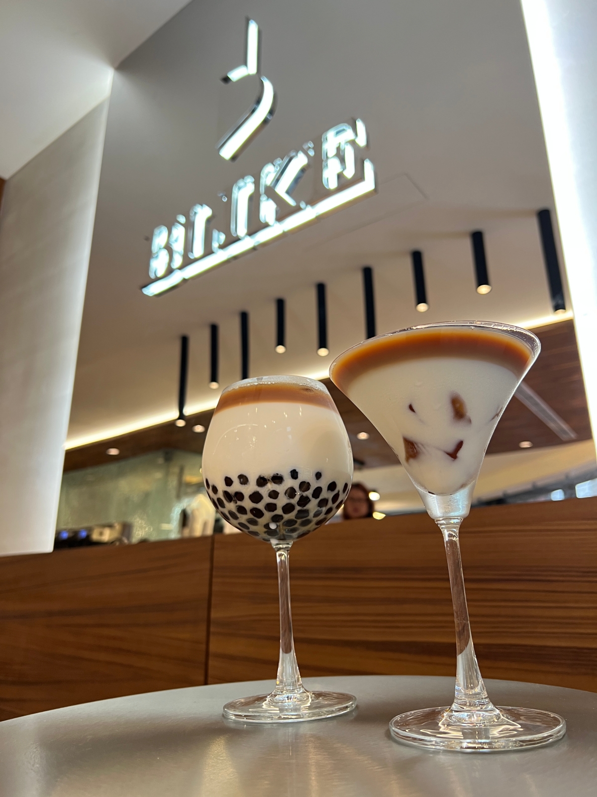 台中精品奶茶專門店BLIKE北上展店：室內鏡面與木質設計搭配茶香，讓奶茶控駐足在台北東區延吉街 / 圖片來源：光村映像、Taipei Walker編輯拍攝
