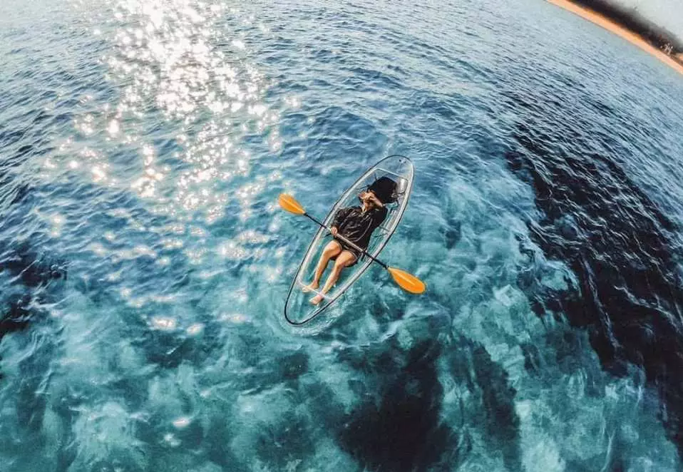 澎湖旅遊必拍5大美照！海天一片的美景下包船吃大餐、台版馬爾地夫潮間帶探索、無人島透明SUP一探海底世界，澎湖這樣玩超好玩